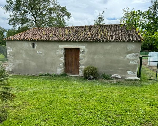 Dégrossi et enduit des murs de cette bâtisse de jardin à la tessoualle