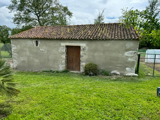 Dégrossi et enduit des murs de cette bâtisse de jardin à la tessoualle